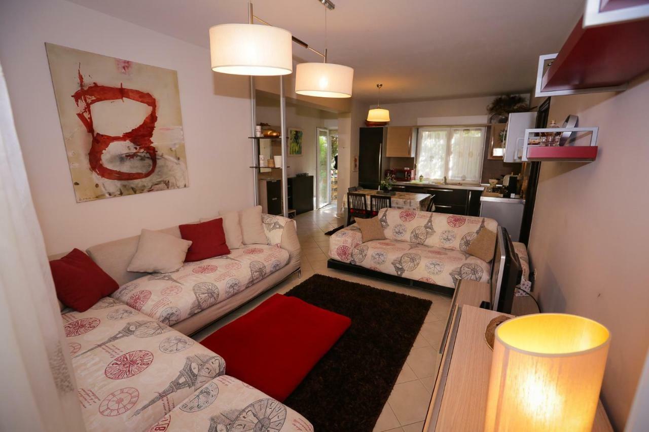Pine-Tree Apt W/ Private Garden 50 M From The Sea Golem  Εξωτερικό φωτογραφία