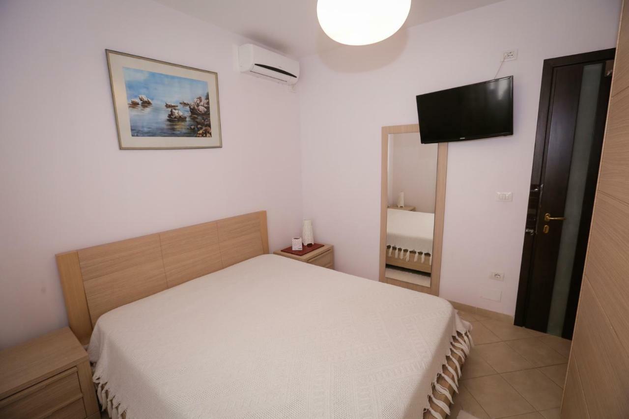 Pine-Tree Apt W/ Private Garden 50 M From The Sea Golem  Εξωτερικό φωτογραφία