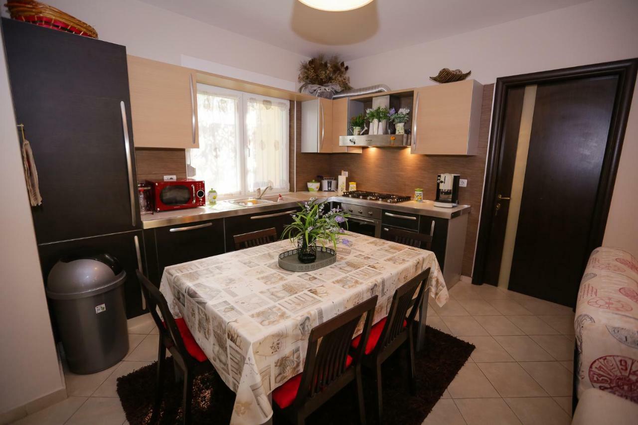 Pine-Tree Apt W/ Private Garden 50 M From The Sea Golem  Εξωτερικό φωτογραφία